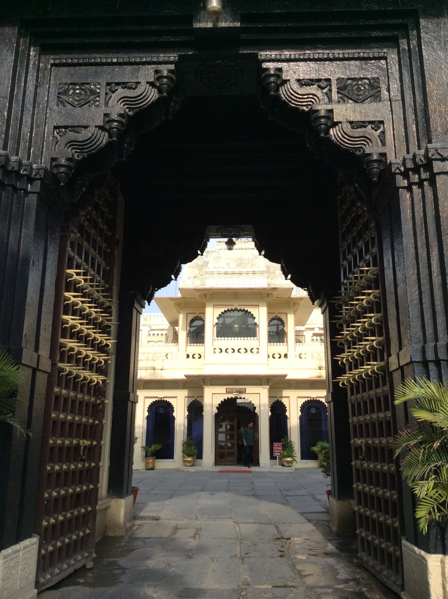 Die obere Einfahrt durch die Festungsmauer zum Shiv Nivas Palace.