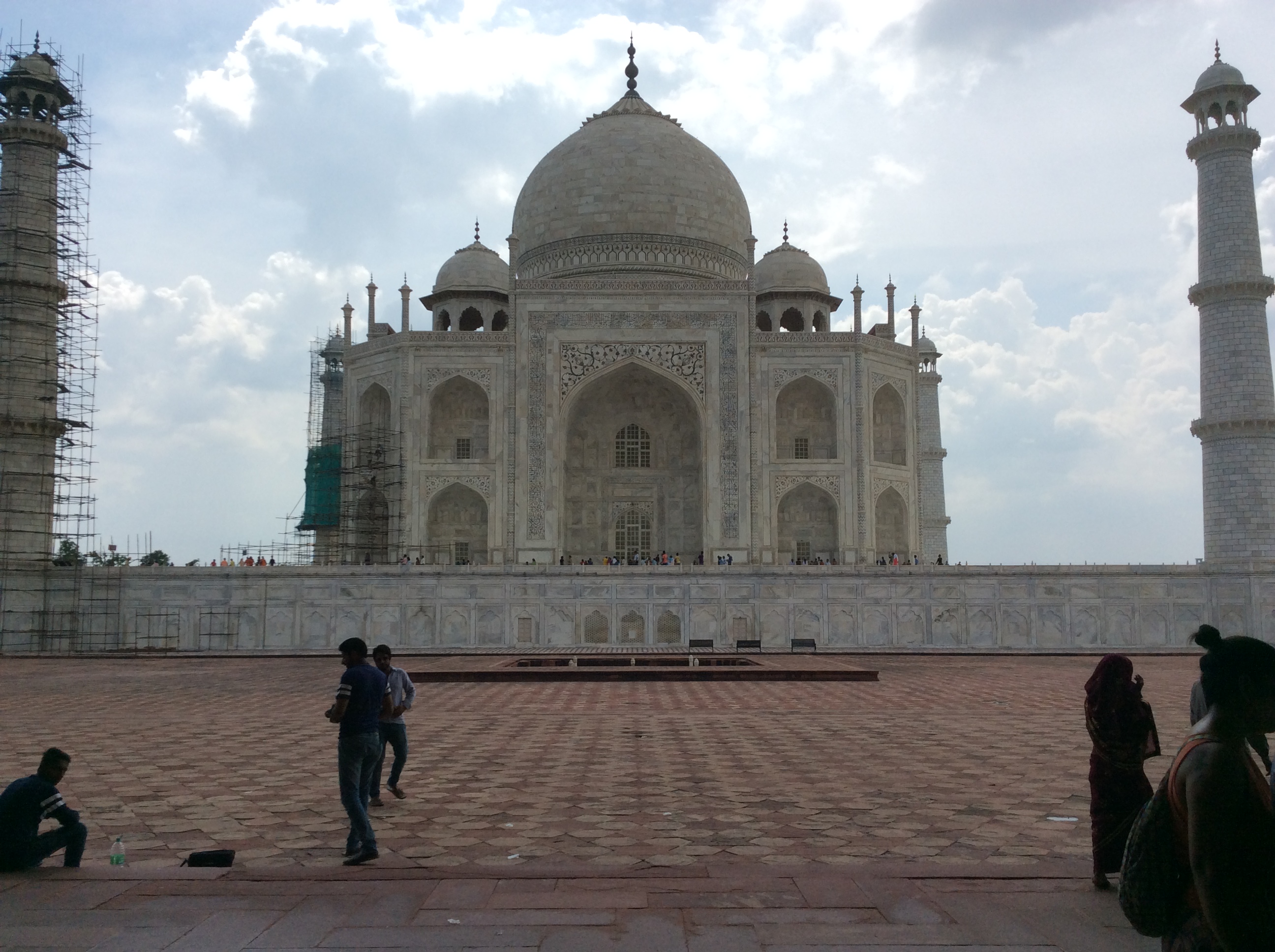 Rechte Seite Des Taj Mahal. Wir stehen in einem auf der Seite offenen , hohen, roten Gebäude, in dem es nach (Männer-)urin stinkt, nicht nach Fledermaus. Ich kann das unterscheiden!!!